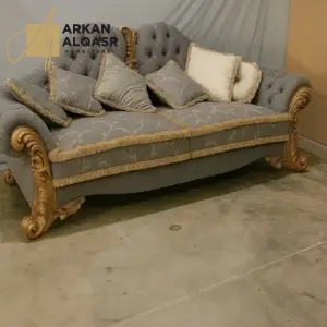 كنب ثلاثي فاخر على الطراز الملكي – تصميم فاخر وتفاصيل منحوتة – تنجيد ناعم وهيكل خشبي متين 5 كنب ثلاثي فاخر على الطراز الملكي – تصميم فاخر وتفاصيل منحوتة – تنجيد ناعم وهيكل خشبي متين