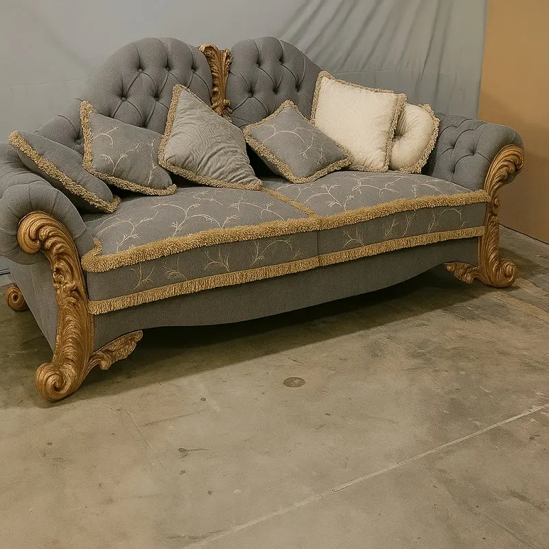 كنب (2) كنب ثلاثي فاخر على الطراز الملكي – تصميم فاخر وتفاصيل منحوتة – تنجيد ناعم وهيكل خشبي متين