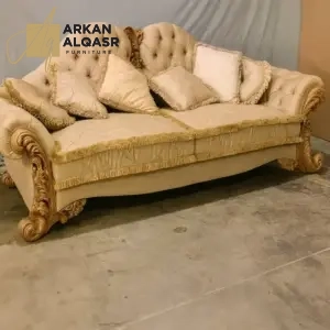 كنب ثلاثي فاخر على الطراز الملكي – تصميم فاخر وتفاصيل منحوتة – تنجيد ناعم وهيكل خشبي متين 4 كنب ثلاثي فاخر على الطراز الملكي – تصميم فاخر وتفاصيل منحوتة – تنجيد ناعم وهيكل خشبي متين