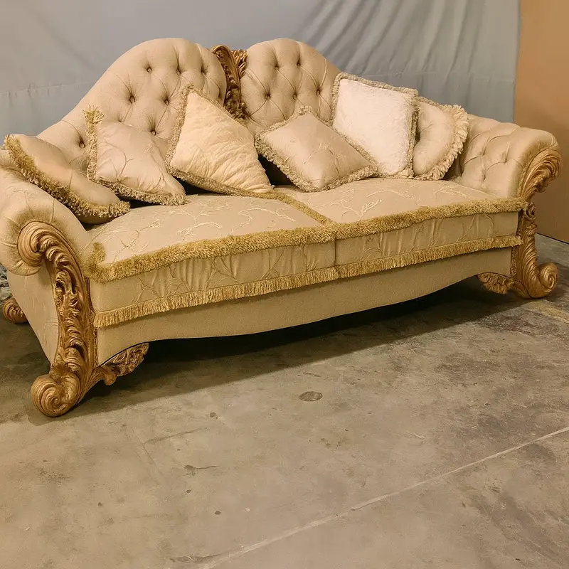 كنب (3) كنب ثلاثي فاخر على الطراز الملكي – تصميم فاخر وتفاصيل منحوتة – تنجيد ناعم وهيكل خشبي متين