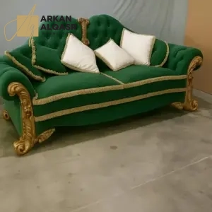 كنب ثلاثي فاخر على الطراز الملكي – تصميم فاخر وتفاصيل منحوتة – تنجيد ناعم وهيكل خشبي متين 1 كنب ثلاثي فاخر على الطراز الملكي – تصميم فاخر وتفاصيل منحوتة – تنجيد ناعم وهيكل خشبي متين