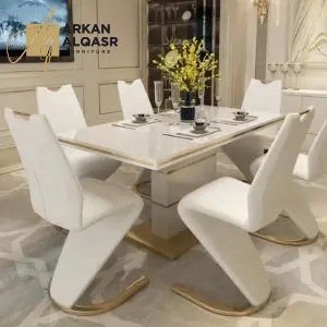 طاولة طعام مع كراسي بتصميم راقي